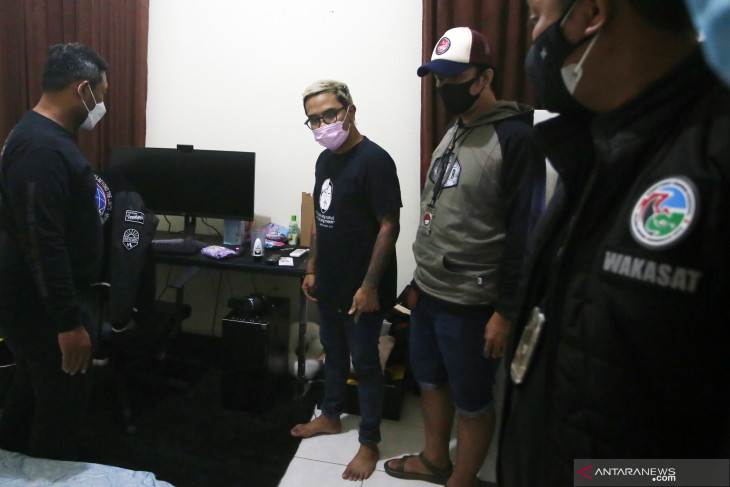 Petugas Satuan Narkoba Polres Metro Tangerang Kota menggeledah kediaman Komika Reza