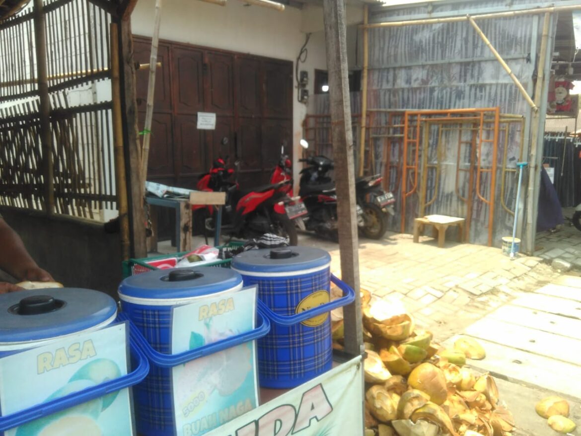 penjual Es Kelapa Muda mengeluh adanya penjualan berkurang