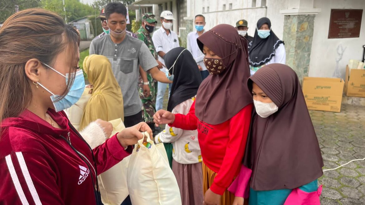 Tampak Hani Fahrani menggunakan baju kaos traning warna merah maron dan sweeter bulu domba warna putih