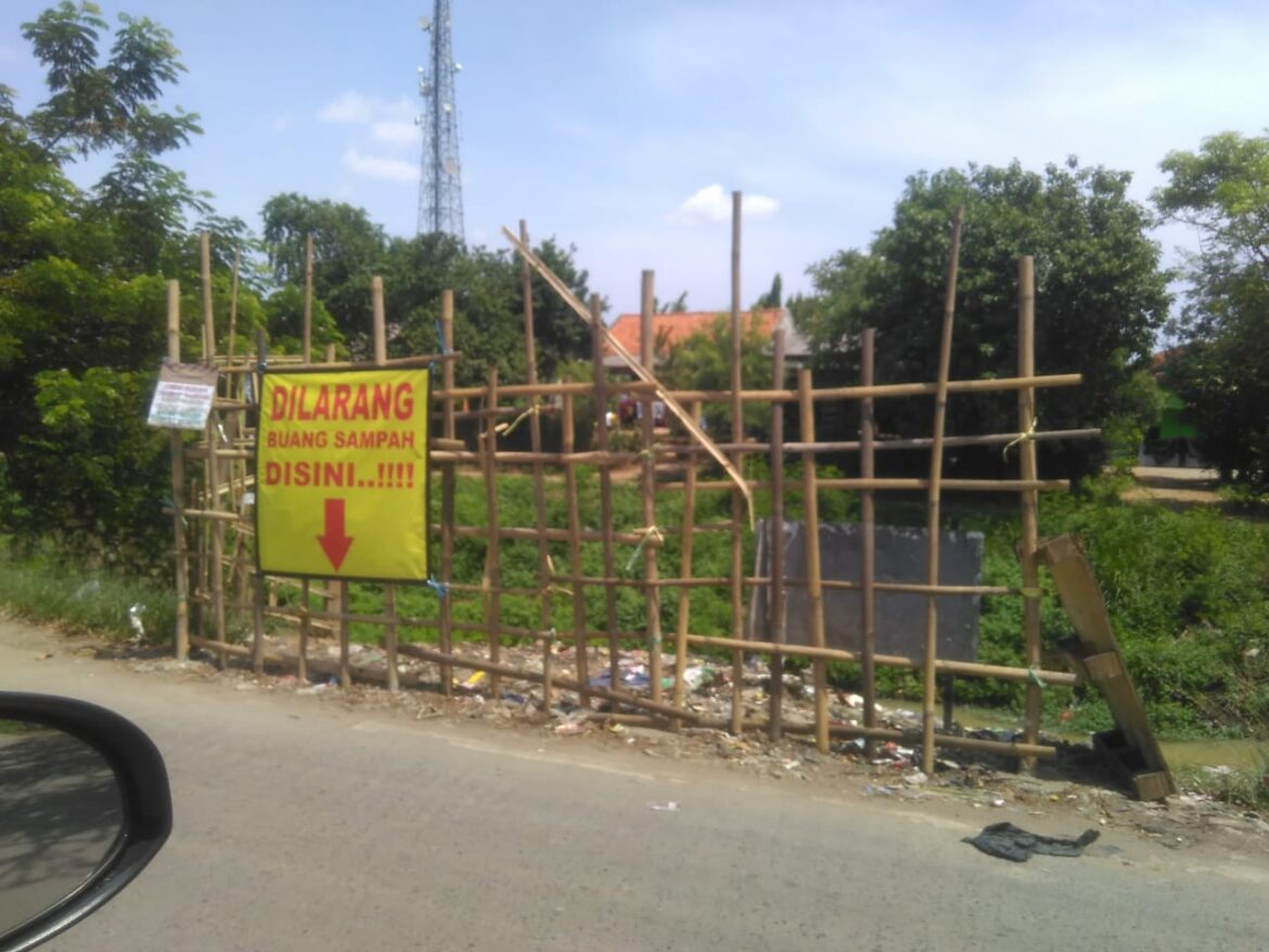 Setelah di buat larangan buang sampah di tempat ini, tetapi masih saja