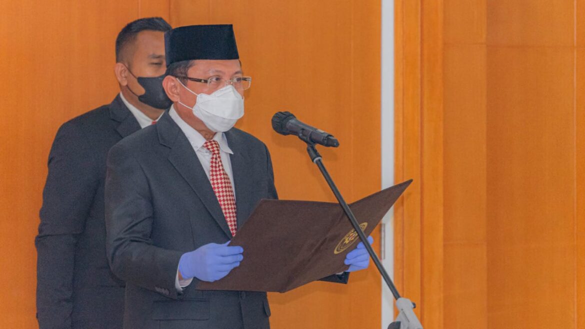Penandatangan ini dilakukan oleh Sekretaris Mahkamah Agung yang diwakili oleh Kepala Biro Perlengkapan