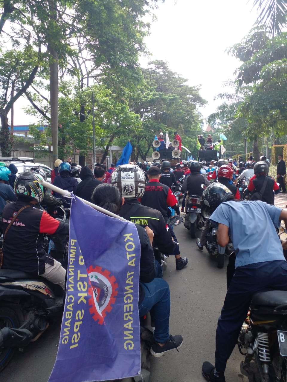 Ribuan buruh dari berbagai serikat pekerja itu, melakukan konvoi di Jalan Raya Serang menuju