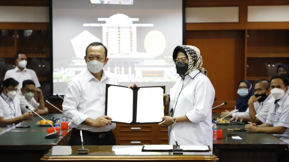 Dedi kemudian menimpali bahwa sebagai warga yang cinta kebersihan, memungut sampah