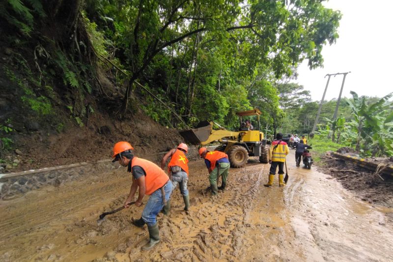 Hujan deras yang mengguyur Kabupaten Sukabumi, Jawa Barat, membuat tanah longsor