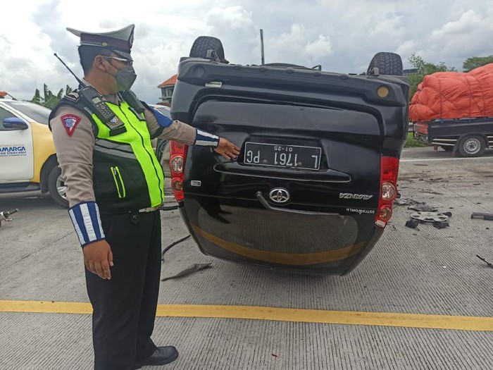 Kecelakaan tunggal ini dialami mobil Toyota Avanza bernopol L 1761 PG. Mobil berwarna hitam