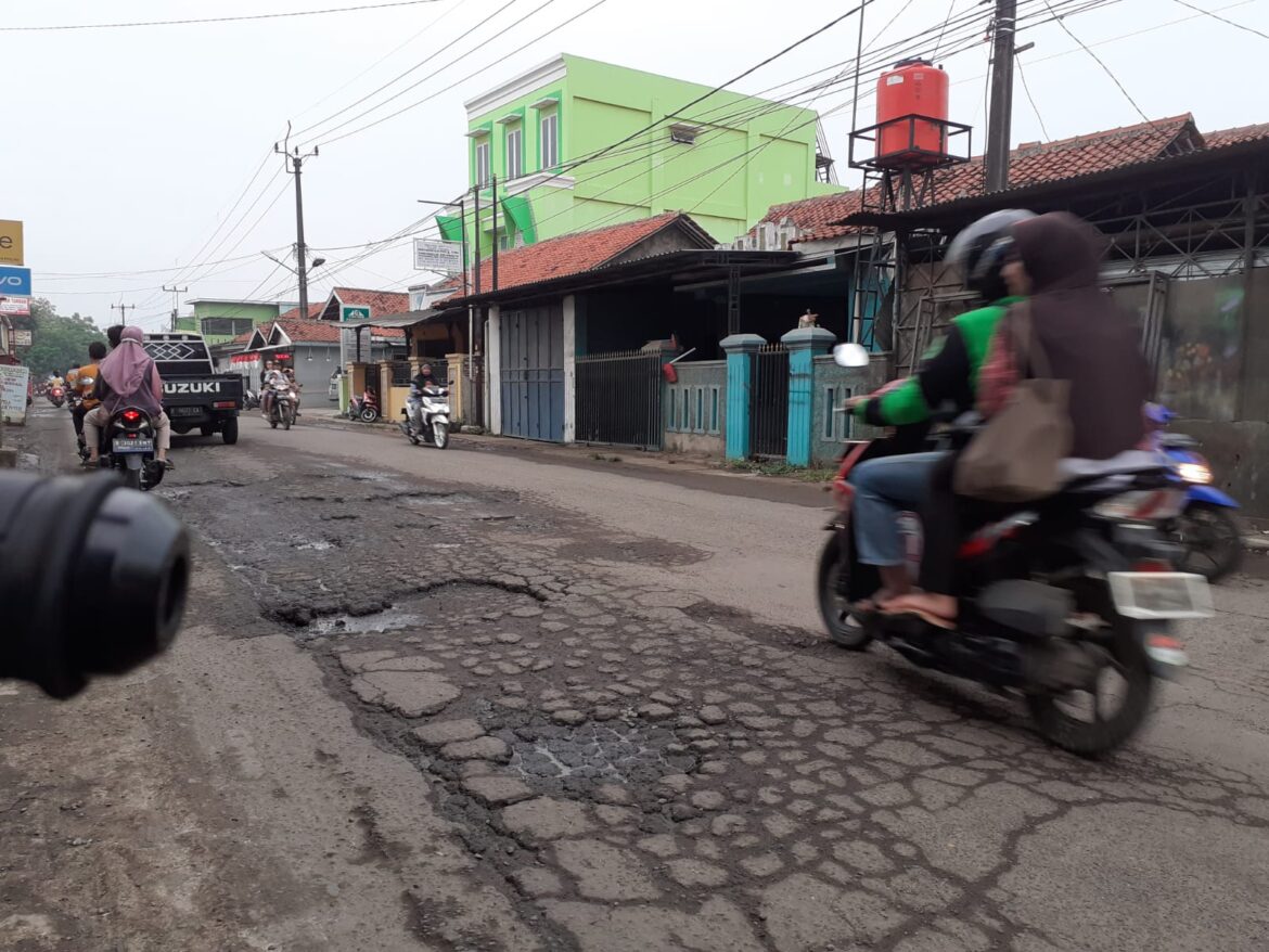 Lobang jalan hampir membawa musibah pada pengendara motor di depan kantor Desa