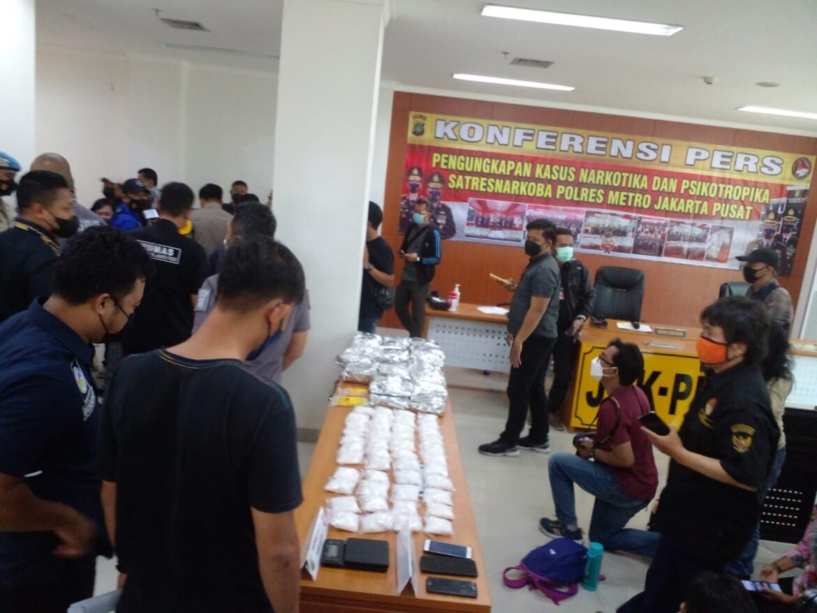 POLRES METRO JAKARTA PUSAT, MENGGELAR PRESS CONFERENCE TERKAIT LAPORAN KASUS AKHIR TAHUN 2021