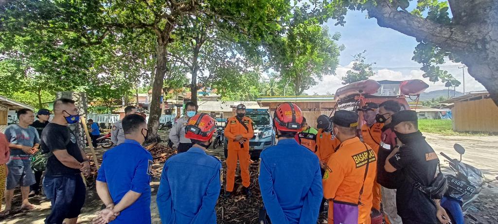 TIM SAR GABUNGAN CARI SEORANG ANAK YANG TERSERET OMBAK DI PANTAI OMBAK PUTIH CIKAKAK