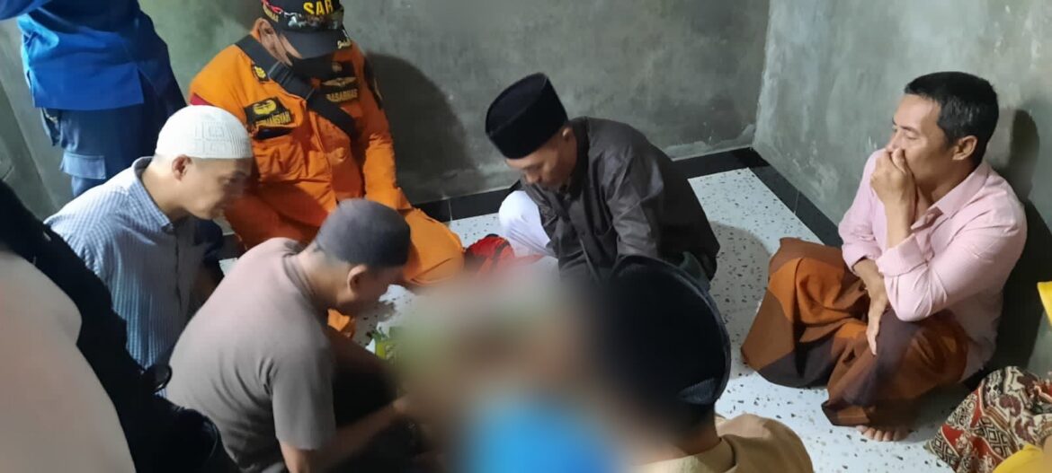 KORBAN TERSERET OMBAK DI PANTAI OMBAK PUTIH CIKAKAK DITEMUKAN MENINGGAL DUNIA OLEH TIM SAR GABUNGAN