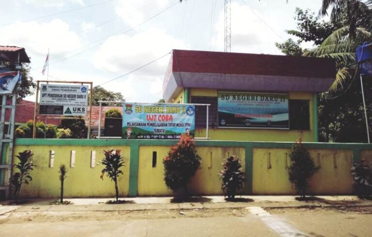 Sejumlah pihak mempertanyakan daftar hadir atau absensi tenaga pendidik alias guru di SDN