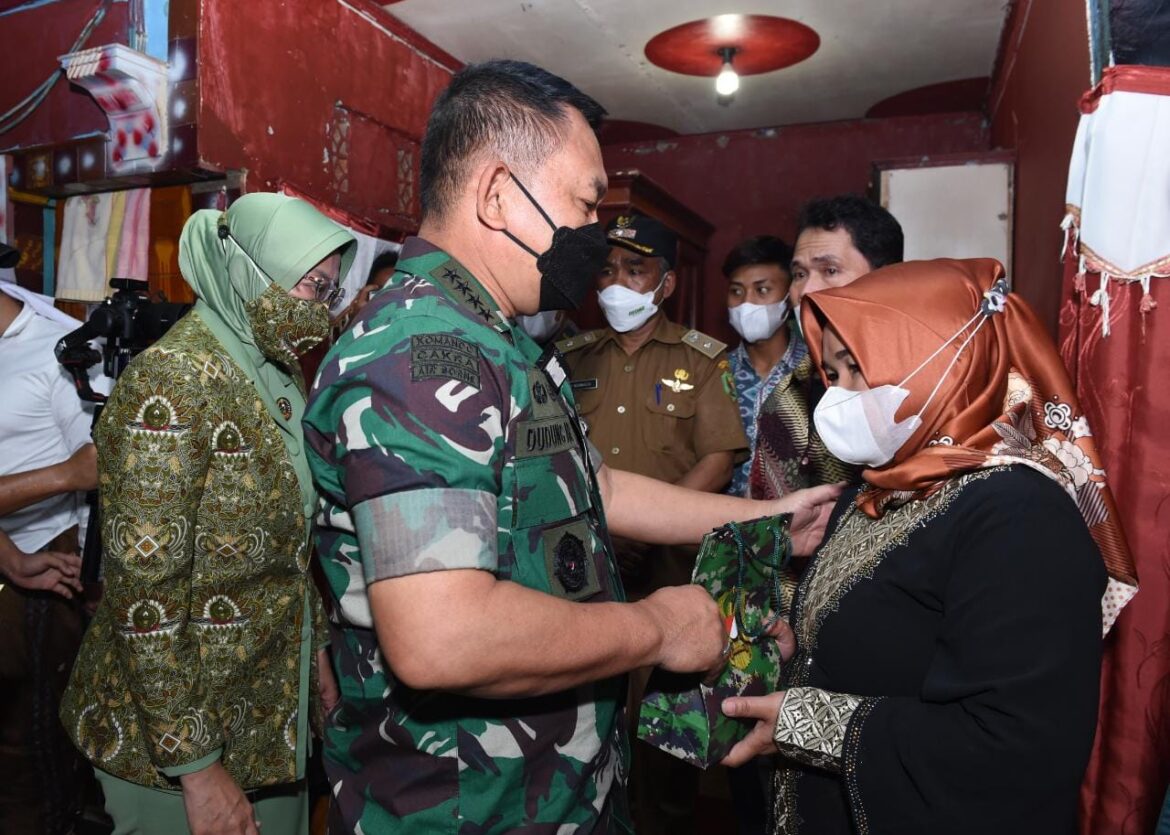 Kasad Kunjungi dan Berikan Santunan Kepada Keluarga Korban Kecelakaan Nagreg