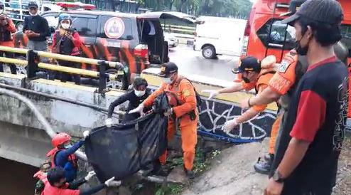 TIM SAR GABUNGAN TEMUKAN KORBAN TENGGELAM DI KALI CILIWUNG CILILITAN DALAM KEADAAN MENINGGAL DUNIA