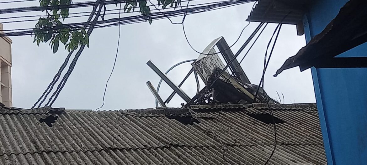 Insiden Papan Reklame Dari Halte, Warga Minta Diselesaikan