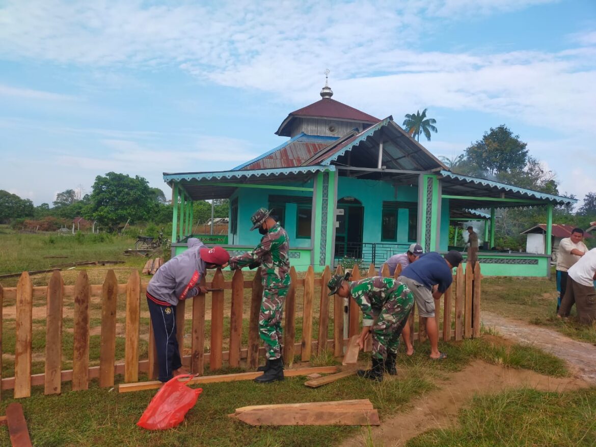 Peduli Sarana Ibadah, Satgas Pamtas Yonif Mekanis 643/Wns Bantu Warga Bangun Pagar Surau Perbatasan.