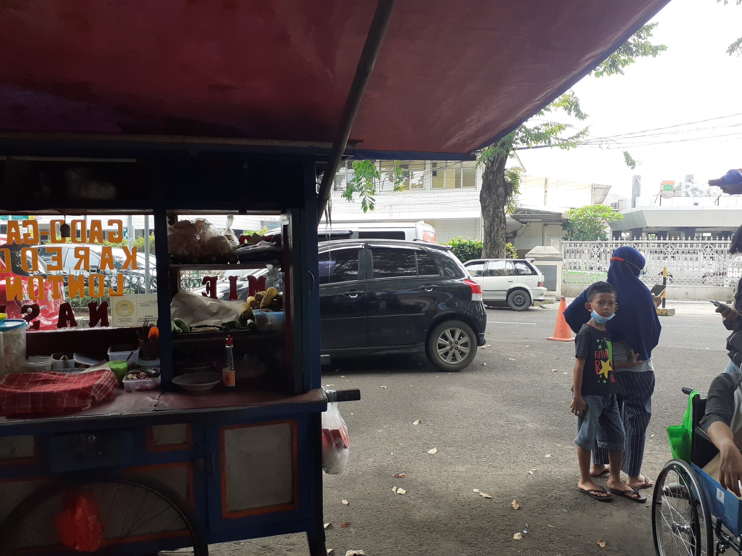 JALAN AHMAD YANI PENUH KENDARAAN RODA 4, RSUD DAN BRI PAKIR DI JALAN
