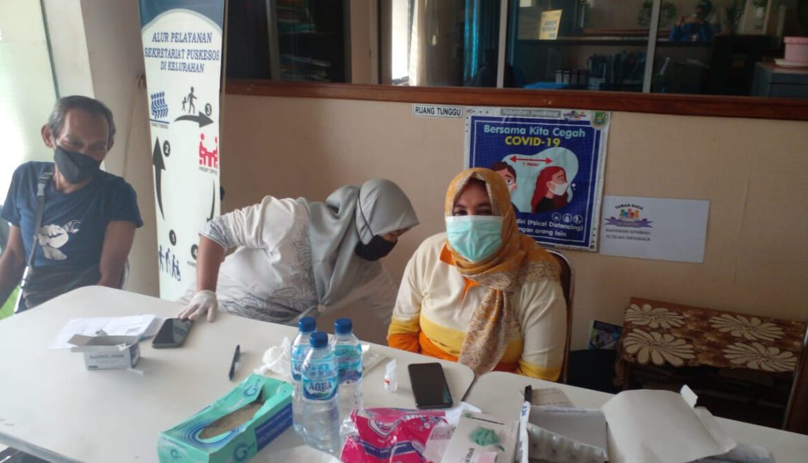 Lurah Kelurahan Neroktog Cipondoh melaksanakan vaksinasi Kepada masyarakat dan siswa sekolah SD  5 Pinang