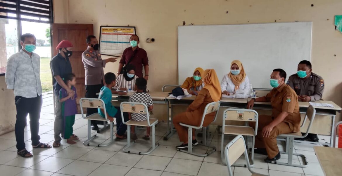 Kejar Capaian Vaksinasi Anak, Kapolsek Kronjo Polresta Tangerang Tinjau Kegiatan Vaksin Anak di SDN II Waliwis.