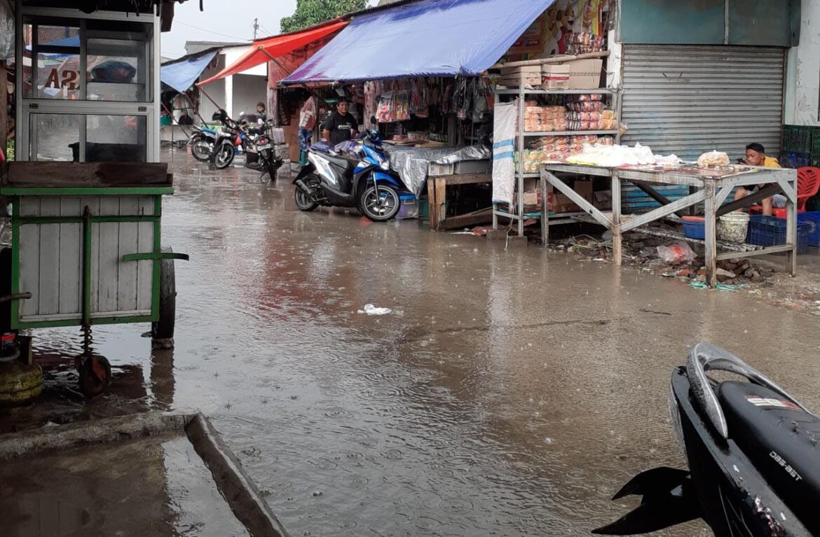 Mestinya, jalan dan saluran sangat berpungsi keduanya, Jika saluran air di tutup oleh pedagang