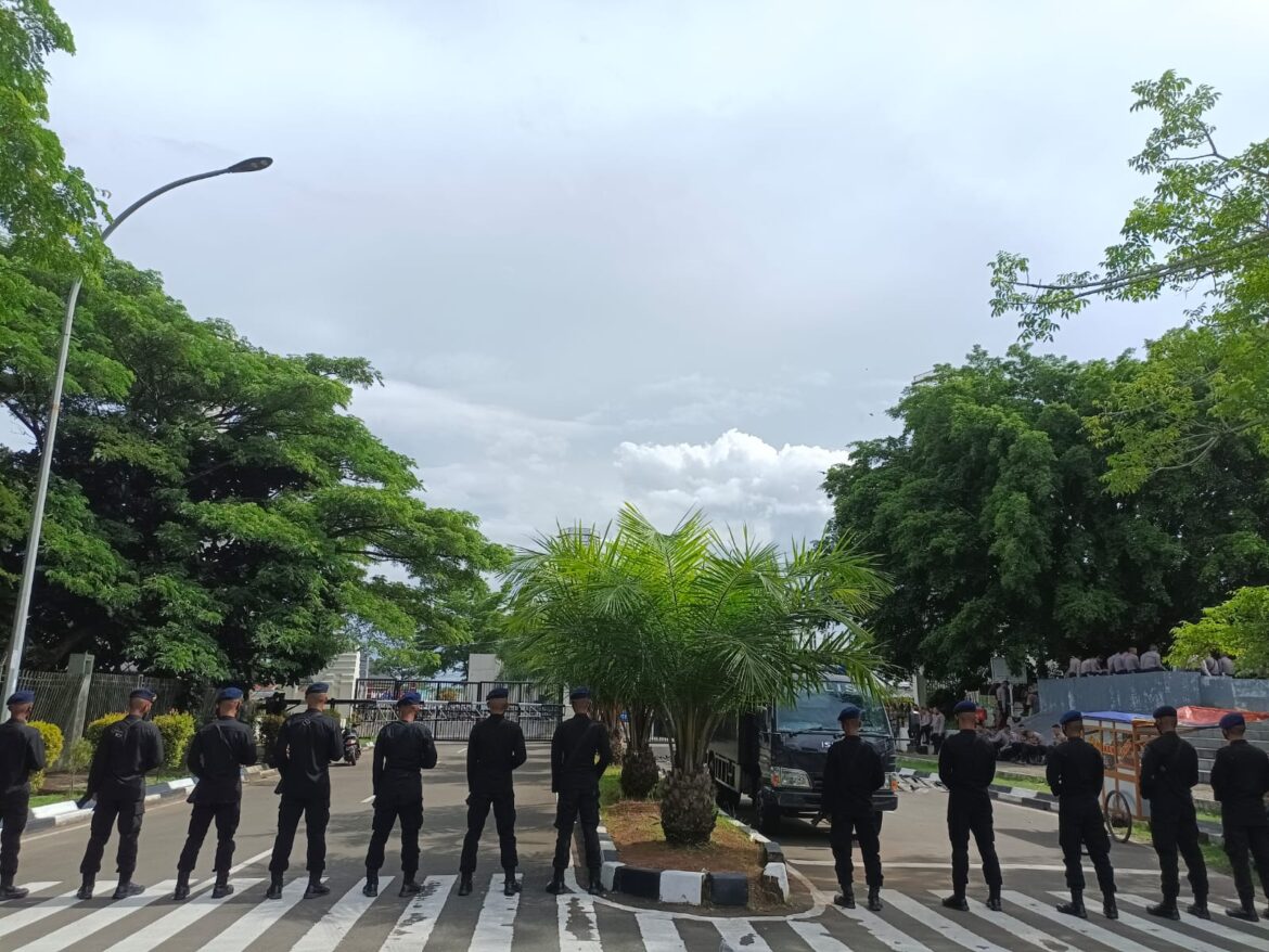 Satbrimob Polda Banten Lakukan Pengamanan Unjuk Rasa di Plotingan Pintu 2 KP3B