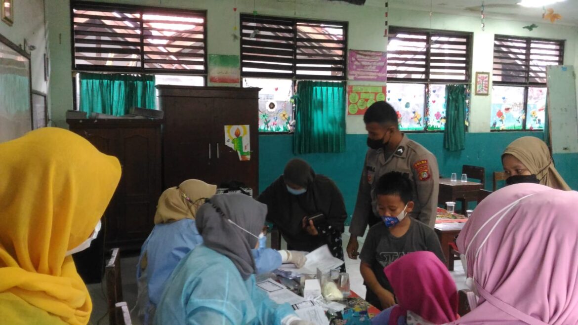 PROGRAM VAKSIN DI SEKOLAHAN ,MI AL ,KARIM , DI PIMPIN KEPALA SEKOLAH