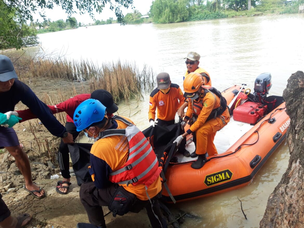 TIM SAR GABUNGAN TEMUKAN NELAYAN YANG TENGGELAM DI SUNGAI CITARUM