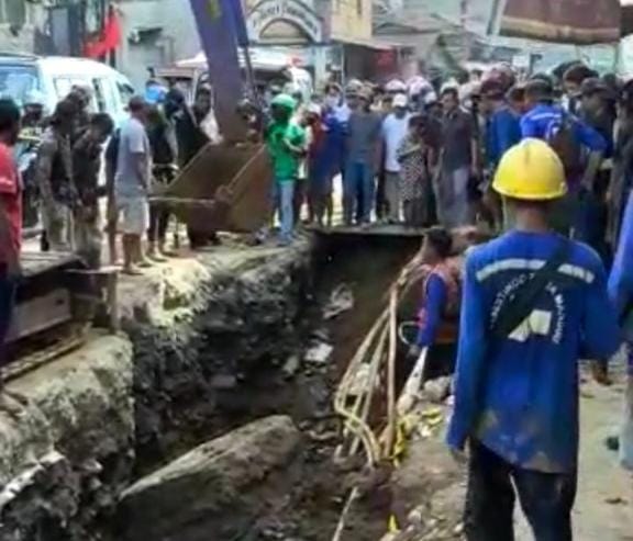 Galian PDAM di Jl. Raya Legok-Karawaci, Kelapa Dua, Kabupaten Tangerang, mengalami longsor