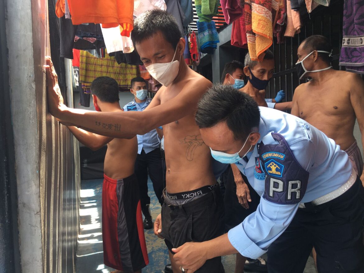 Antisipasi penggunaan barang terlarang dan berbahaya lain nya ,lapas kelas llB krui melaksanakan Razia Rutin