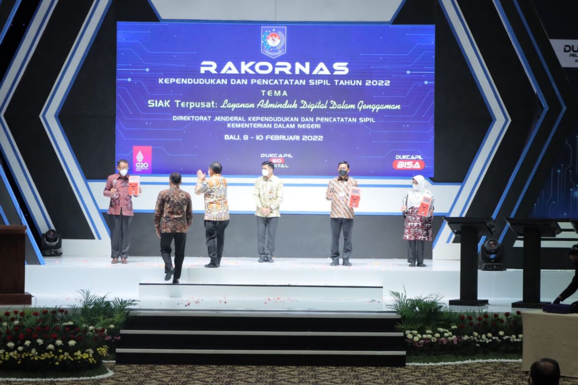 Mendagri Serahkan Penghargaan kepada 9 Kepala Dinas Dukcapil Terbaik
