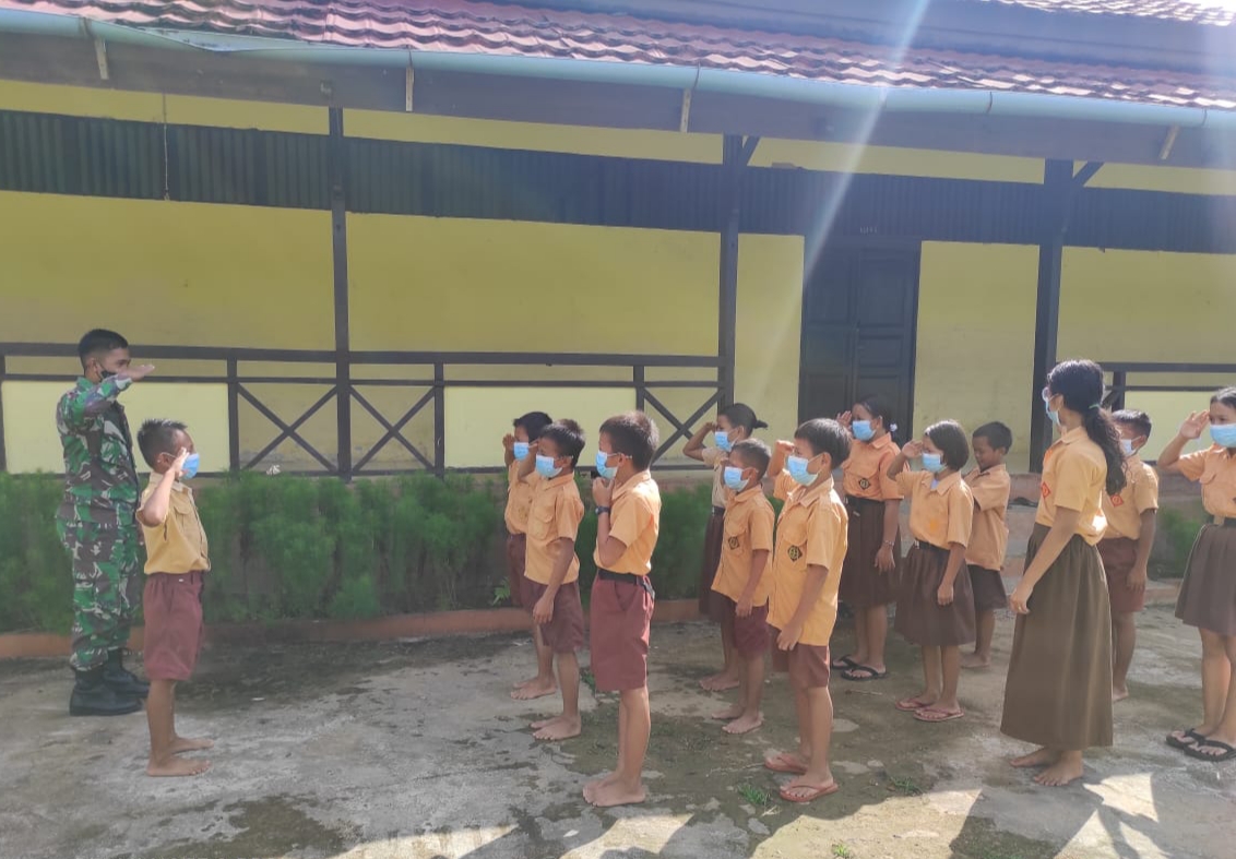 Latih Bela Negara Sejak Dini, Satgas Pamtas Yonif Mekanis 643/Wns Ajar Wawasan kebangsaan Dan Baris Berbaris