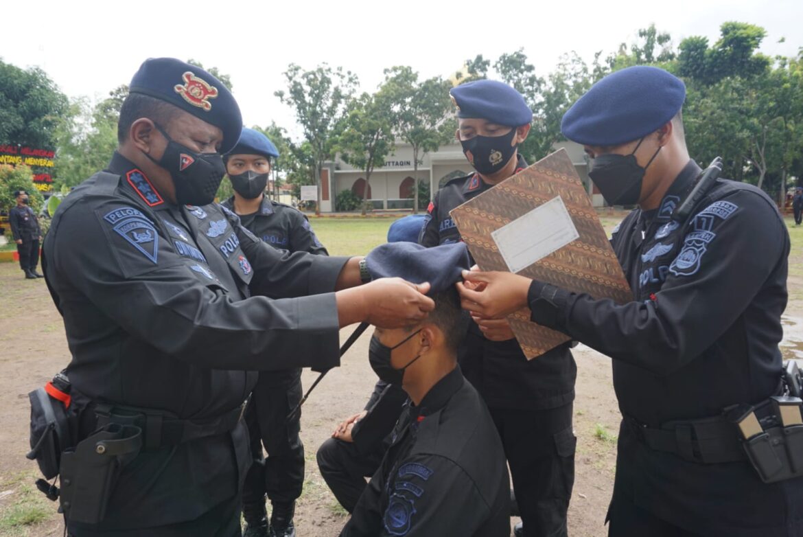 Dansat Brimob Polda Banten Pimpin Upacara Penutupan Tradisi Pembinaan Bintara dan Tamtama
