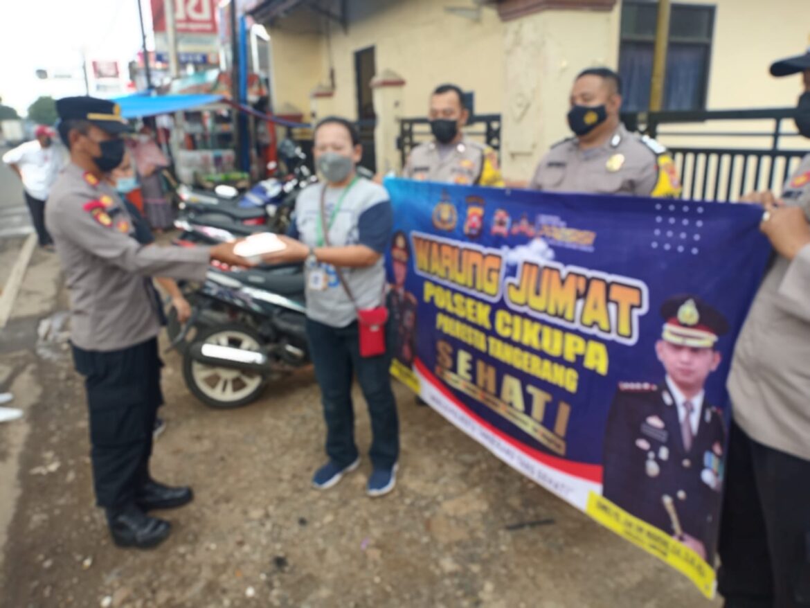 Penerapan Program Warung Jum’at, Polsek Cikupa Polresta Tangerang Bagikan Makanan.