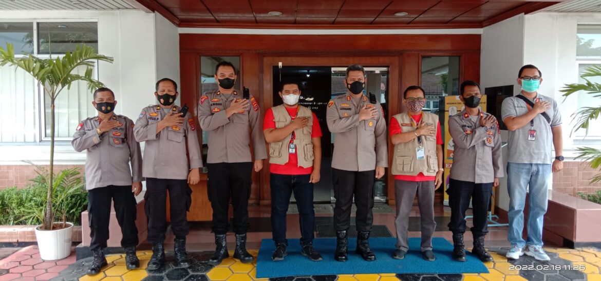 Waka Polresta Tangerang AKBP Leonard M Sinambela Didampingi Kapolsek Balaraja Kompol Heri Fitriyono. SH Tinjau Vaksinasi Boster Gerai Vaksinasi Presisi Di PT. ADF (Adis Dimension Footwear) Balaraja