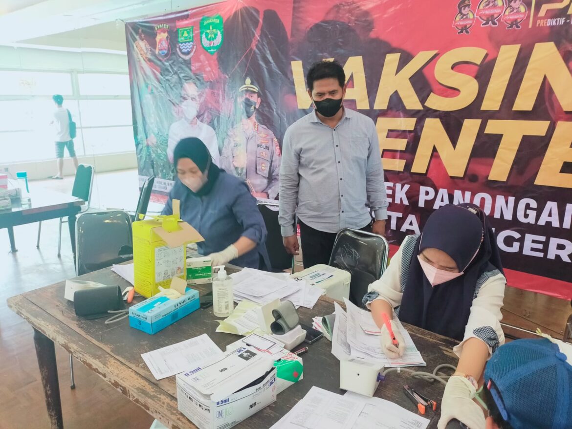 Kanit Intelkam Polsek Panongan Pantau Pelaksanaan Vaksinasi Covid-19 Dosis Tiga di Sport Senter Citra Raya