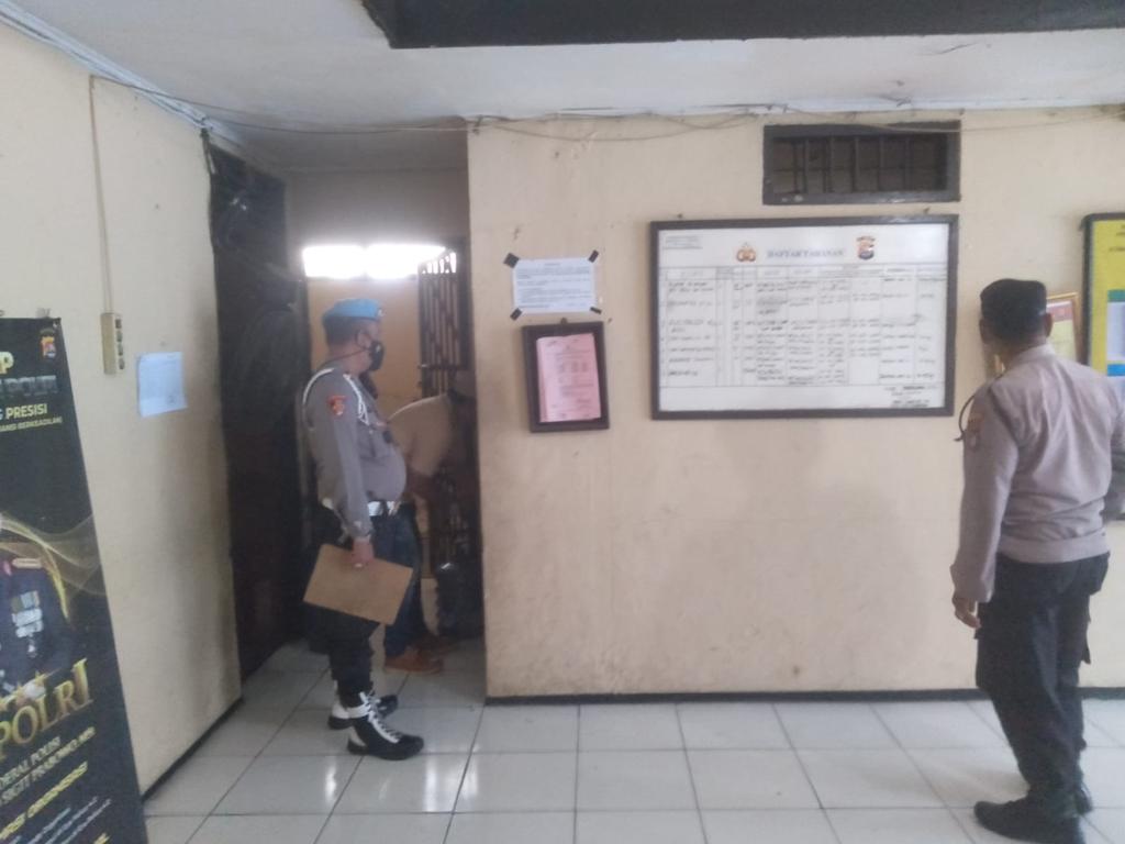 Guna Menjaga Kebersihan Ruang Tahanan, Personil Polsek Rajeg Polresta Tangerang Rutin Melaksanakan Pengecekan
