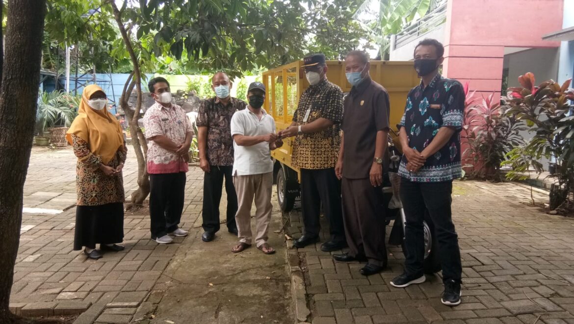 Penyerahan Bentor/Gerobak Sampah Dalam Rangka HUT Kota Tangerang