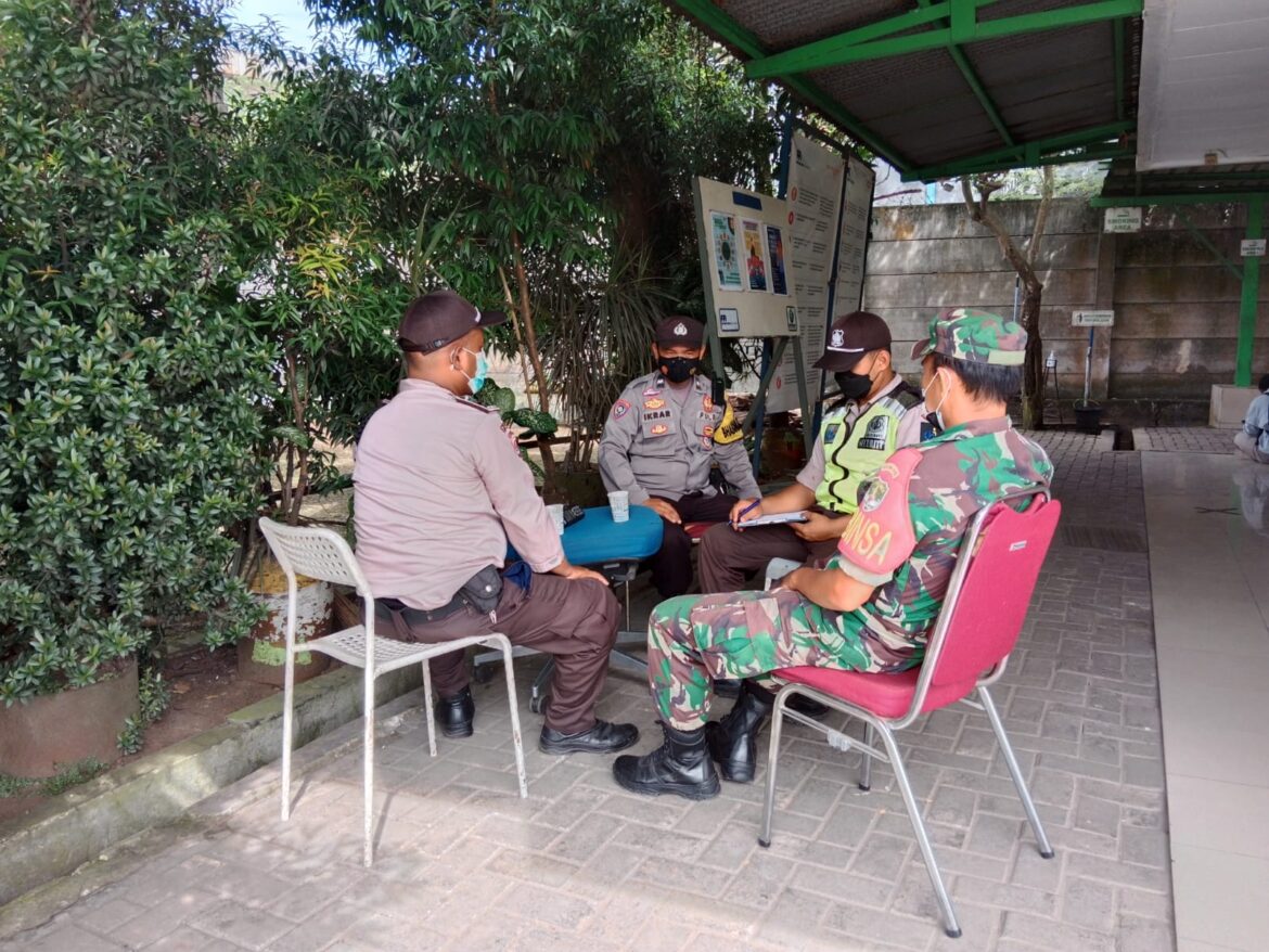 Guyub TNI/Polri Aipda Ikrar Bhabinkamtibmas dan Babinsa Sertu Gugun Patroli Dialogis Sambangi Petugas Satpam PT FPI Kampung Nabrak Rt 01/03 Desa Gembong Kecamatan Balaraja Kab.Tangerang