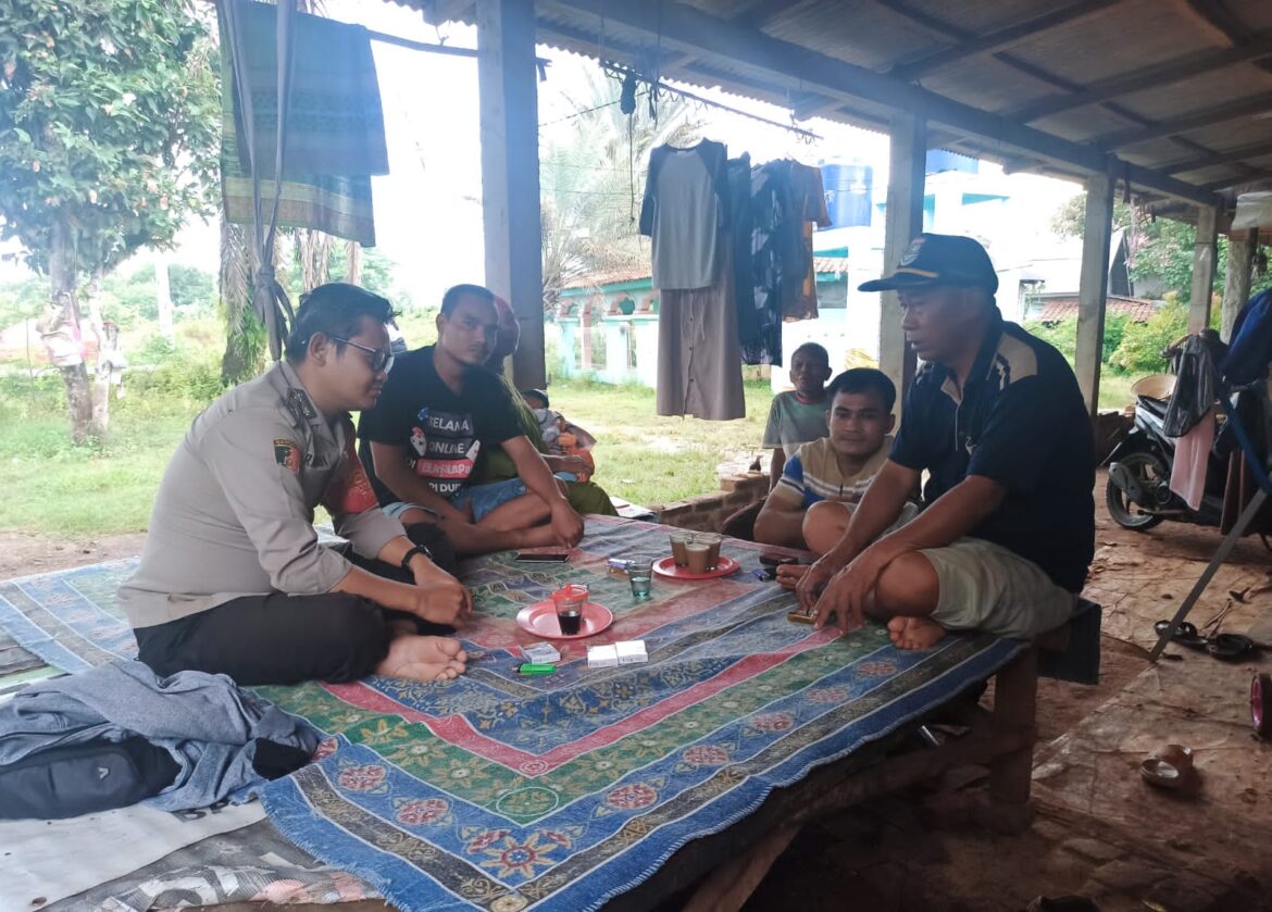 Bhabinkamtibmas Desa Badak Anom Polsek Pasar Kemis Polresta Tangerang Kunjungan lewat “Yuk Ngopi Wae”