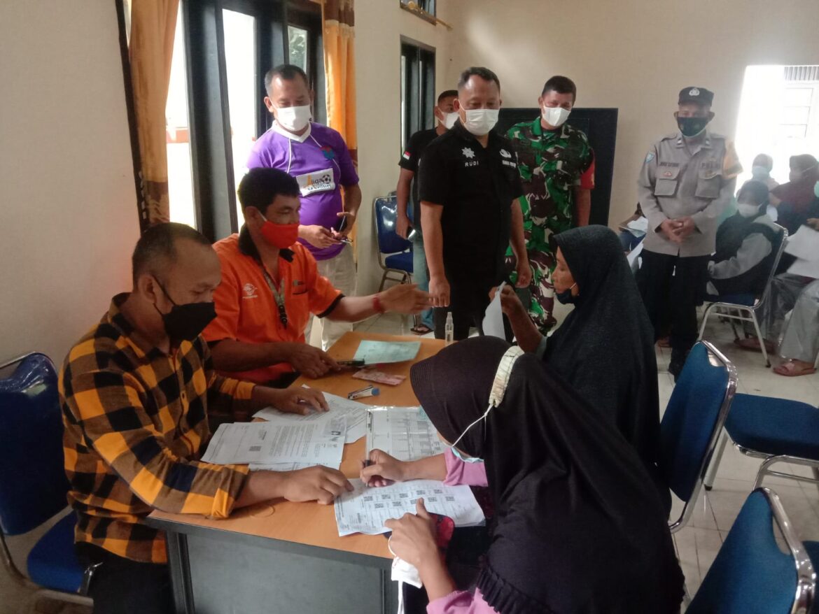 Memantau Penyaluran BPNT, Camat Panongan dan Bhabinkamtibmas Kelurahan Mekar Bakti Ingatkan Tertib Protokol Kesehatan