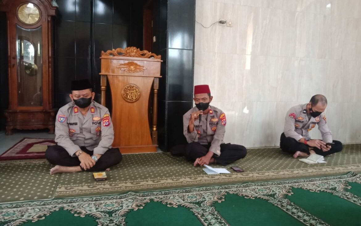 Yasinan Rutin Polsek Balaraja Polresta Tangerang Pembinaan Mental, Rohani Dan Doa Keselamatan Dari Covid-19 Sebagai Pedoman Dalam Pelaksanaan Tugas Sehari-hari