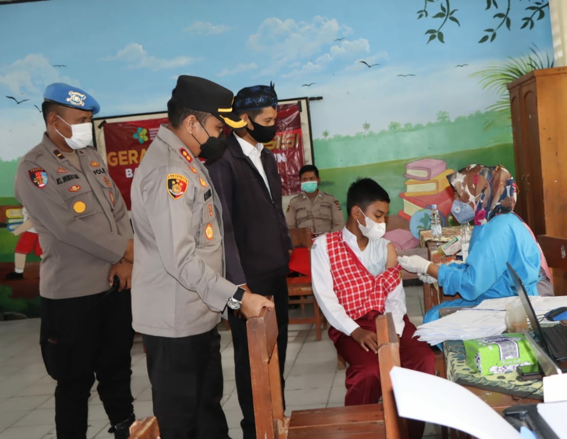 Siswa SDN 1 Rangkasbitung Barat Mengikuti Vaksinasi Anak Usia 6-11 Tahun Polres Lebak