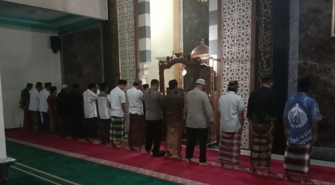 Memakmurkan Masjid, Anggota Polsek Tigaraksa Polresta Tangerang Laksanakan Subuh Keliling Di Masjid Jami Al-Huda.