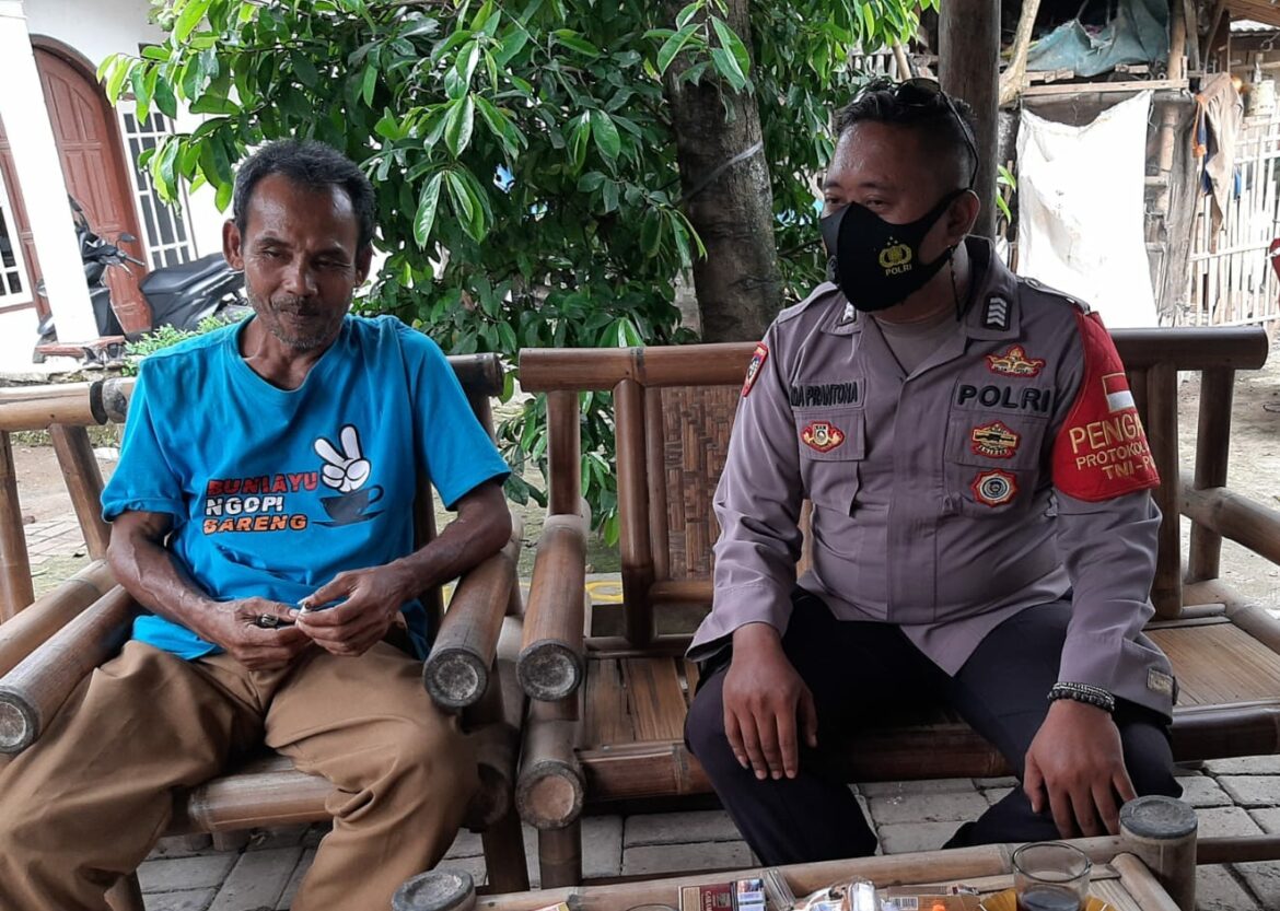 Bhabinkamtibmad Sowan Sesrpuh Jalinan Silaturahmi Sambangi Tokoh Agama Ustad Gojali di kampung Kemuning Rt. 02/04 Desa Buniayu Kecamatan Sukamulya Kab. Tangerang