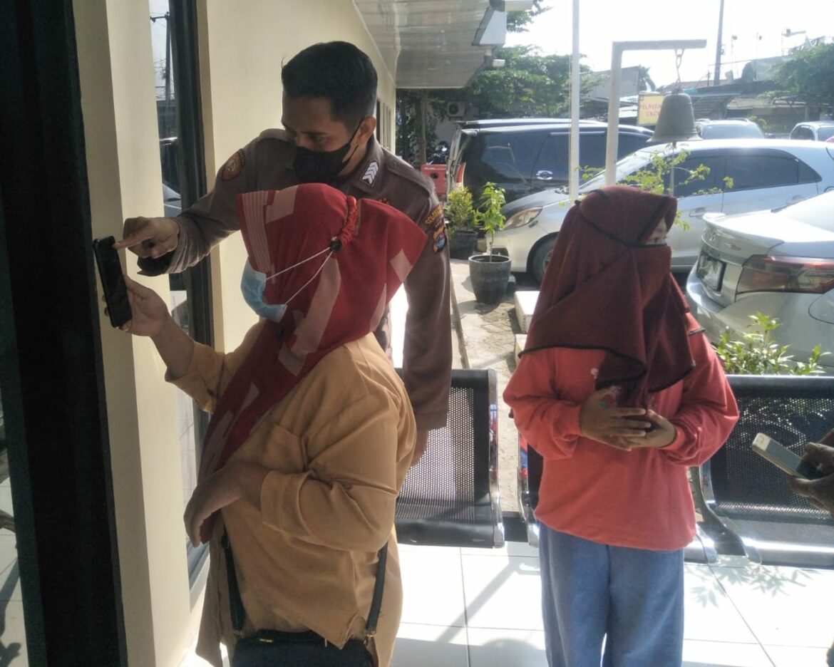 Penerapan Aplikasi Pedulilindungi dengan Scan QR Code di Pintu Masuk Polsek Cisoka Polresta Tangerang