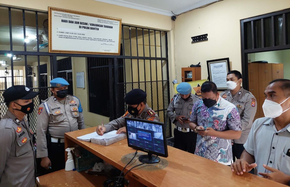 Pawas Bidropam Polda Banten Bersama Pamenwas Cek Rutan Polda Banten