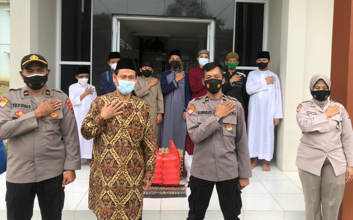 Jumat Berkah, Rorena Polda Banten Berbagi Kepada Anak Yatim Piatu di Yayasan Mutiara Ilmu