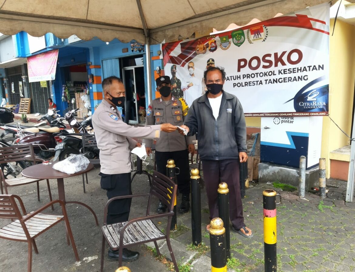 Tekan Penyebaran Covid-19, Bhabinkamtibmas Polsek Panongan Polresta Tangerang Bagikan Masker di Pasar City Market