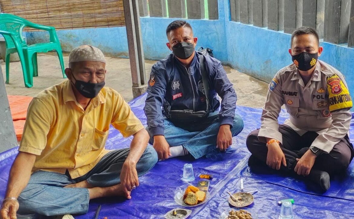 Bhabinkamtibmas Aipda Rahmat Polsek Balaraja Polresta Tangerang  Jumpai Warga  Silaturahmi dalam Kegiatan Patroli Dialogis Sambil Ngopi Wae
