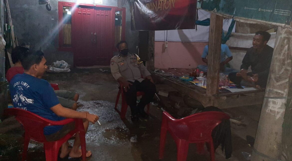 Aiptu Iwan Budiman Bhabinkamtibmas Desa Bunar Kecamatan Sukamulya Kabupaten Tangerang Cegah dan antisipasi Gangguan Kamtibmas, gelar patroli malam.