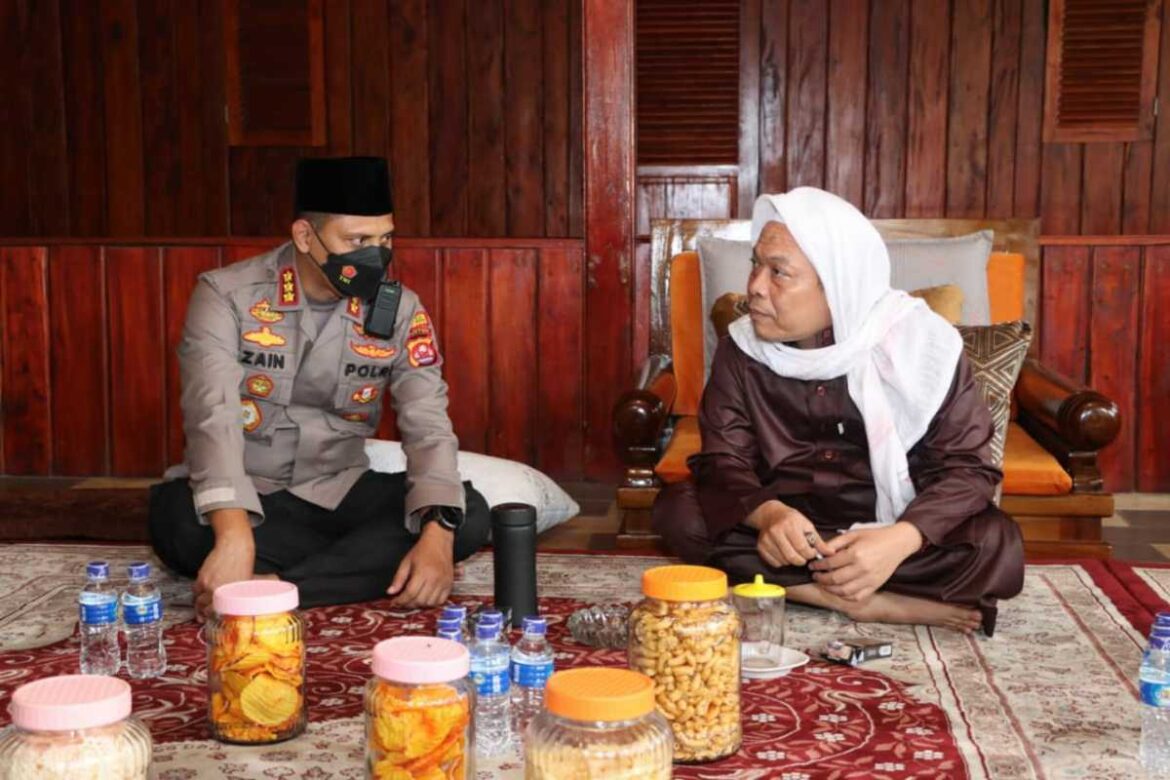 menerima kedatangan Kapolresta Tigaraksa dan menganjurkan pada masyarakat ikut menjaga prokes.