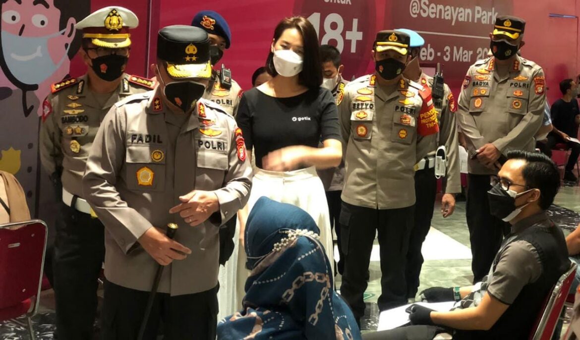 Kapolda Metro Jaya tinjau pelaksanaan vaksin booster di Senayan park Jakpus